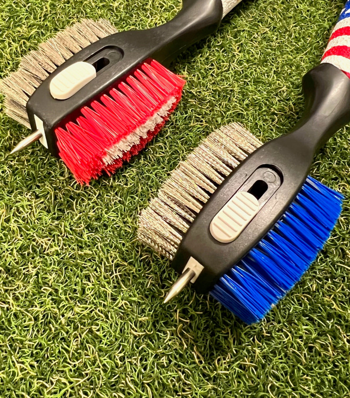 Premium Golf Club Cleaning Brush w/ Magnetic Release & Retractable Groove Spike