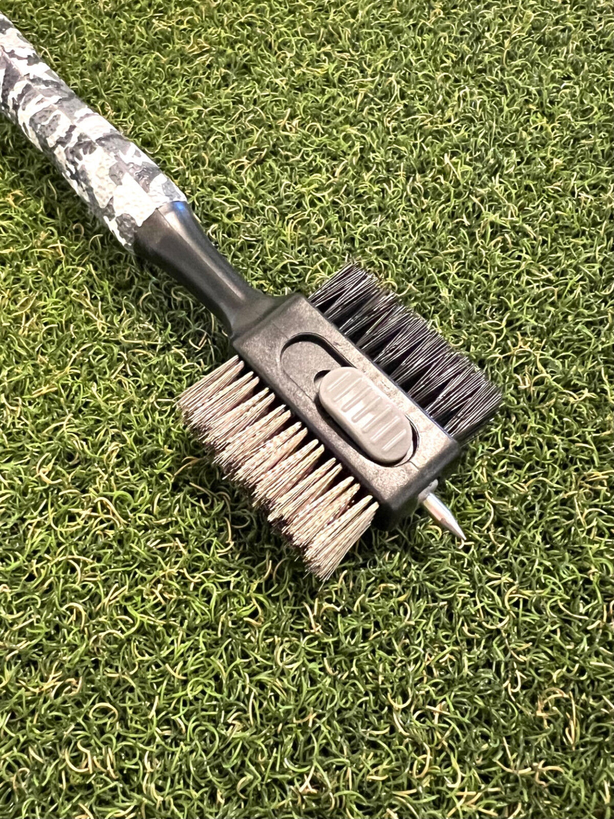 Camo Golf Club Cleaning Brush Magnetic Release/Retractable Spike