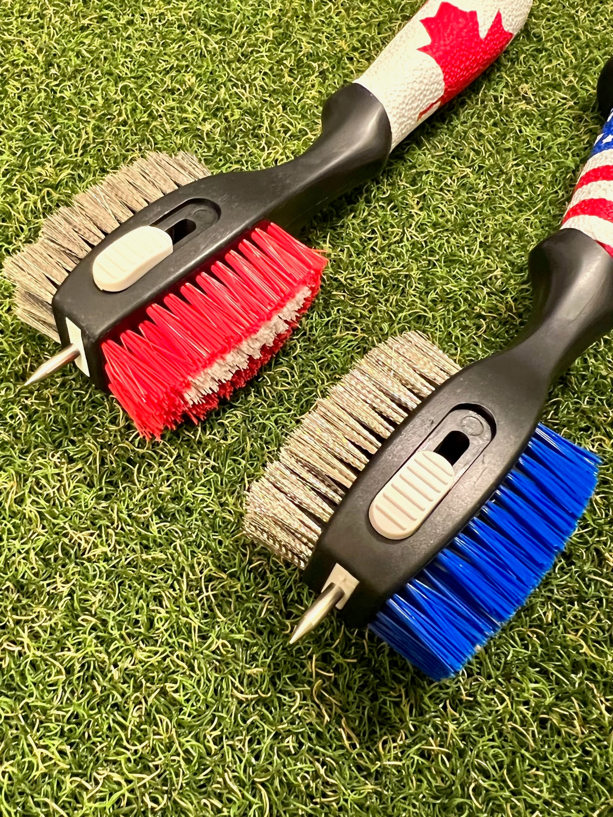 Premium-Golfschläger-Reinigungsbürste mit Magnetauslöser – USA/Kanada 